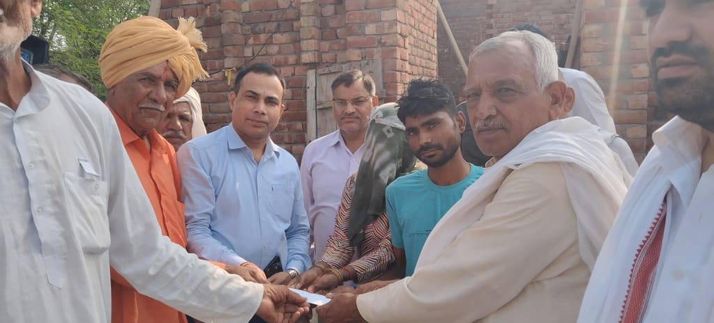 Uchana Seva Group handed over 44 thousand rupees for building the roof of the house