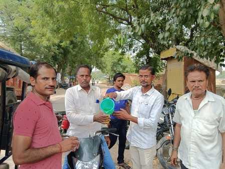 BJP workers offered sharbat to passersby