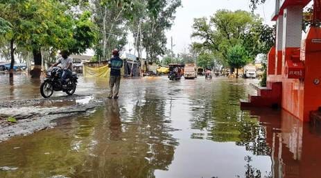 Waterlogging in the market premises due to rain, broken roads caused trouble