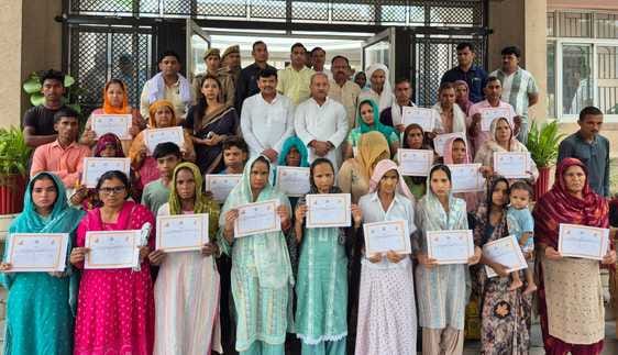 CM gave cheques to 25 beneficiaries of Kisan Accident Welfare Scheme