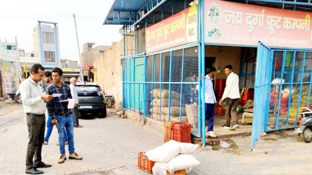 3 shopkeepers fined for using polythene