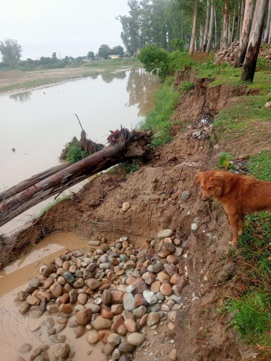 Anandpur village is in danger due to soil erosion of Huddi river