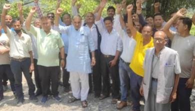 Demonstration by agitating cheap grain sellers in Chaukhutia