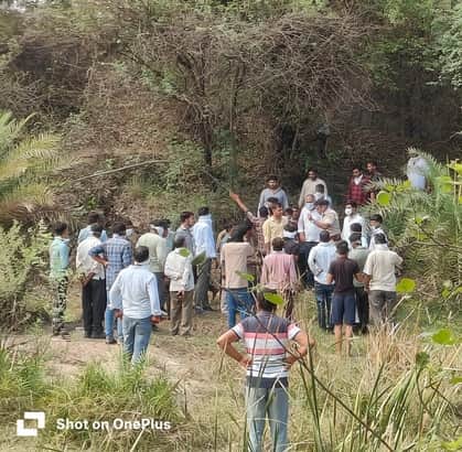 मौके पर मौजूद ग्रामीण