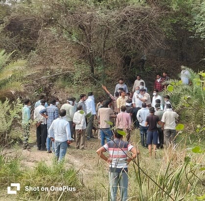 मौके पर मौजूद ग्रामीण