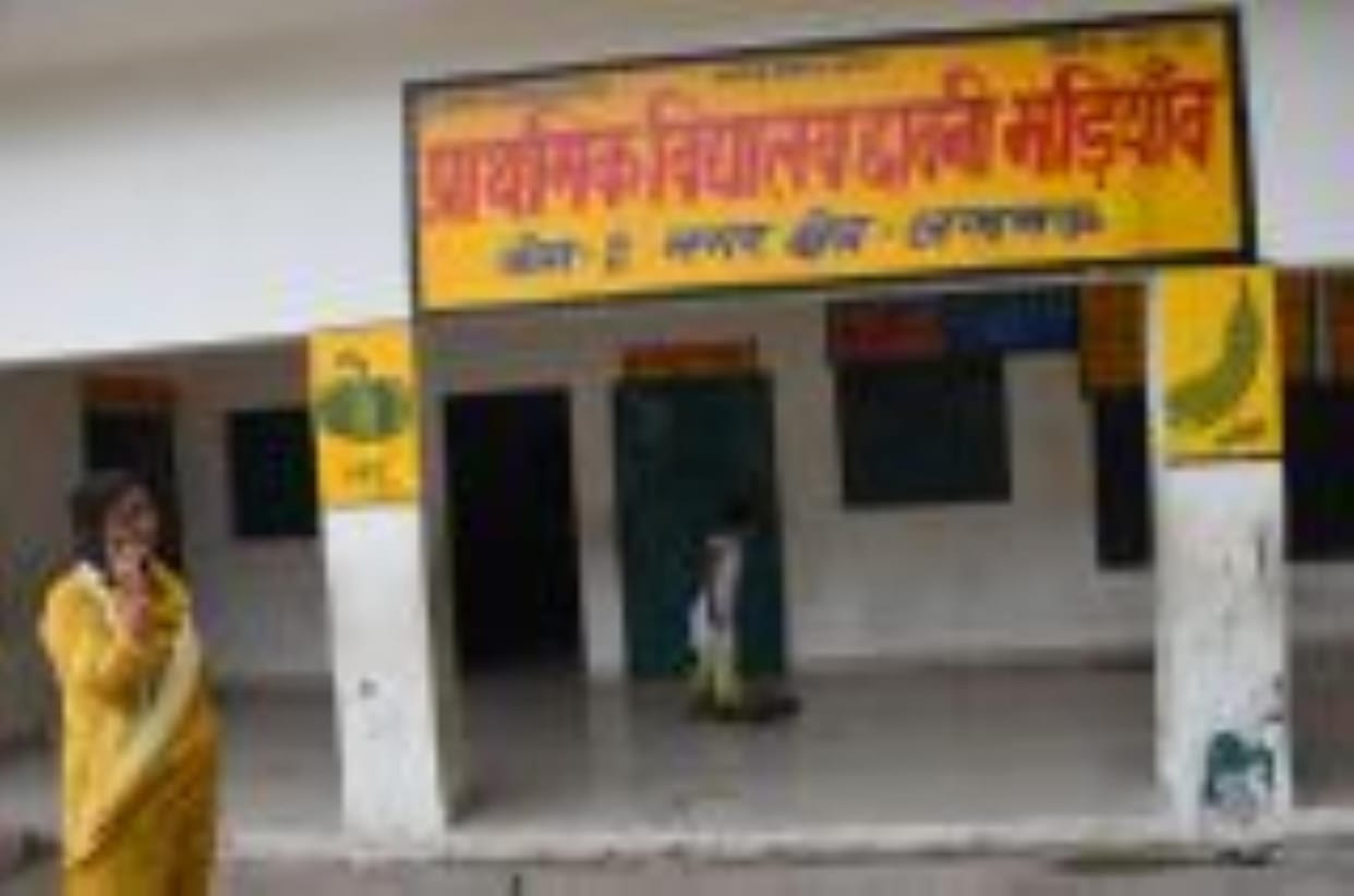 Innocent child was asked to clean himself in Cantonment Madiyav Primary School, questions were raised in the presence of teachers