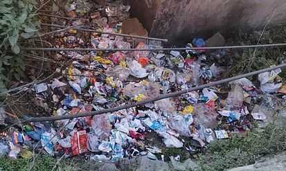 Almora News: Students are troubled by the bad odor from garbage Students are Troubled by the foul smell arising from the garbage