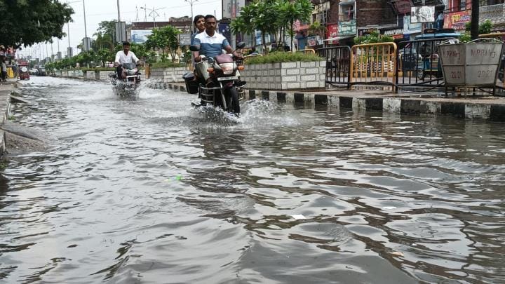 Heavy rain brought relief from the heat... waterlogging on the roads caused trouble