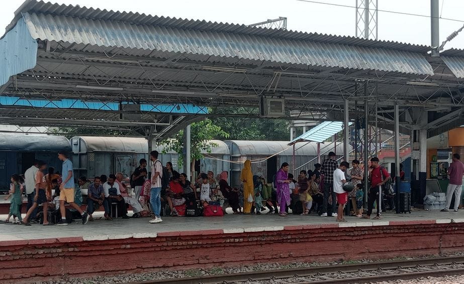 Amrapali arrived late by 3 hours and Garib Rath Express by 2.25 hours.