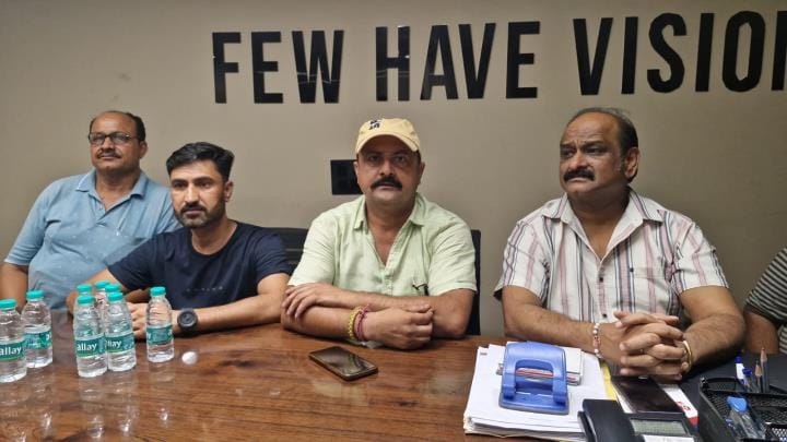 Jewelers and mobile phone sellers will remain on leave