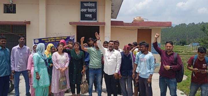 Employees and councilors demonstrated in Nagar Panchayat
