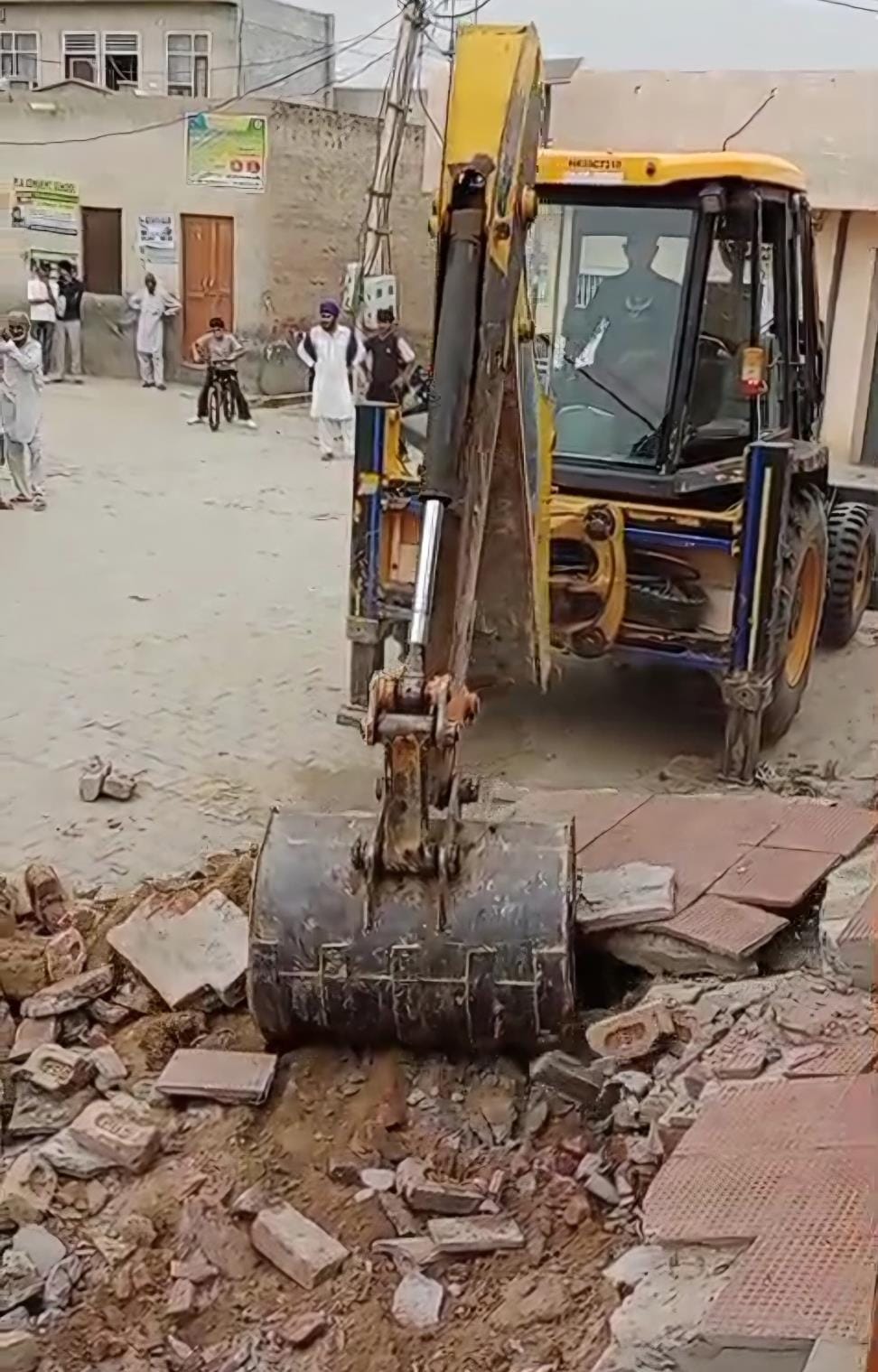 Dispute over demolition of ramp in front of house in village Khuiyan Malkana