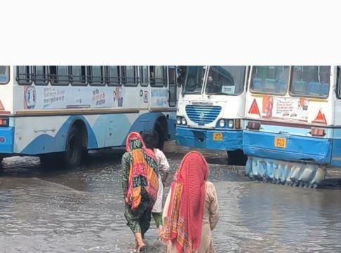 The problem of waterlogging will remain the same at the bus stand, Roadways did not deposit Rs 10 lakh to the Public Health Department