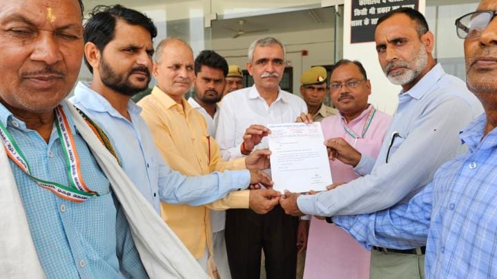 Include freedom fighter families in census