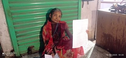 Jhansi News: बंटवारे में हिस्सा न मिलने पर धरने पर बैठी महिला A woman sat on a dharna after not getting a share in the division