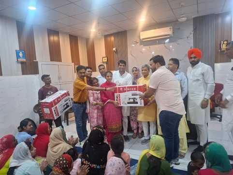 Girls from 40 villages of CM City Ladwa will become self-reliant by learning sewing