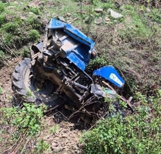 Tractor engaged in road construction work fell into a ditch, driver died
