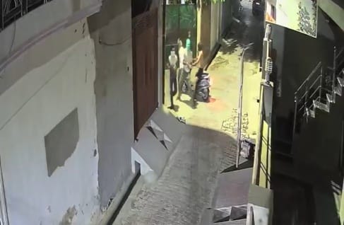 A miscreant robbed the mobile phone of a girl student who was returning home after filling the CDS form