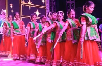 Country Rangeela, Country Mera Rangeela... Audience danced to the song