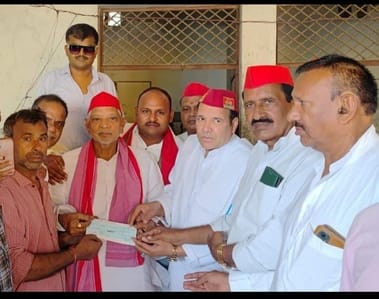 SP gives check to Manish Prajapati's family