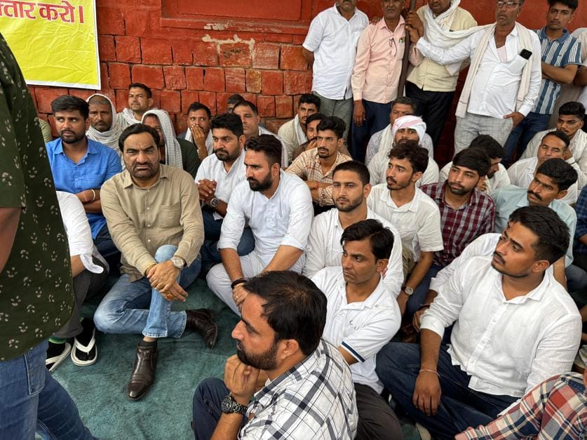 परिजनों के साथ धरने पर बैठे हनुमान बेनीवाल