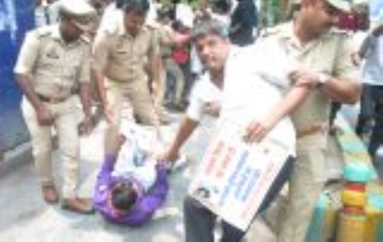 AAP workers protest demanding arrest