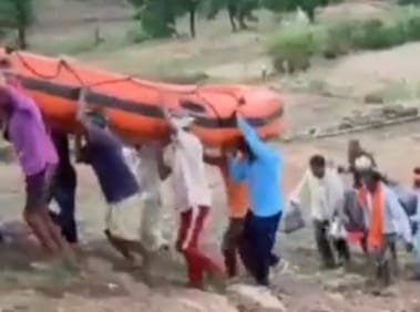 पानी से शव को निकाला गया।
