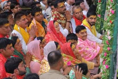 श्री बाके बिहारी मंदिर में मौजूद सपा के राष्ट्रीय सचिव शिवपाल यादव और सांसद आदित्य यादव।    संव