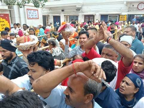 Devotees gathered in large numbers at Shri Naina Devi Ji and Baba Nahar Singh Temple