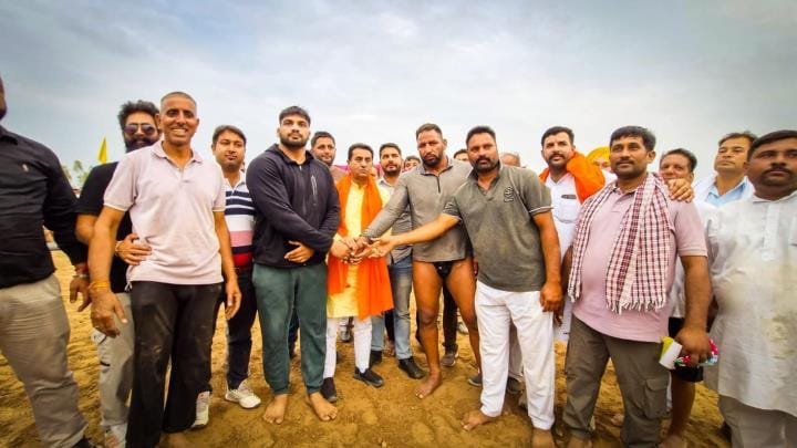 Bhupendra won the wrestling match of Tanda village