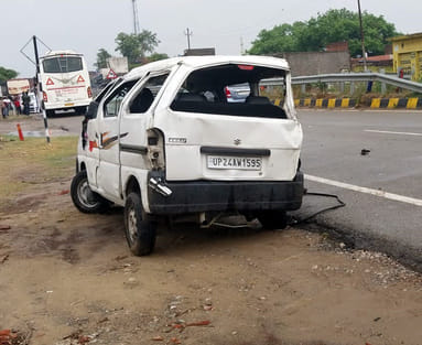 A van full of baraatis going to Delhi overturned, six injured