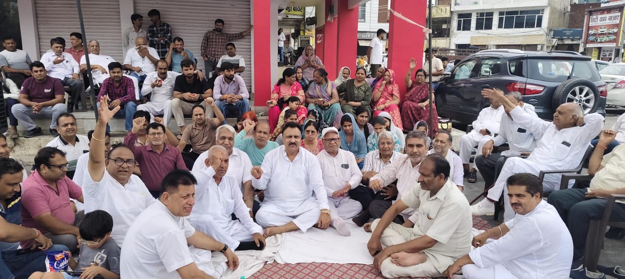 Maharaja Agrasen Market remained closed in protest against the liquor shop