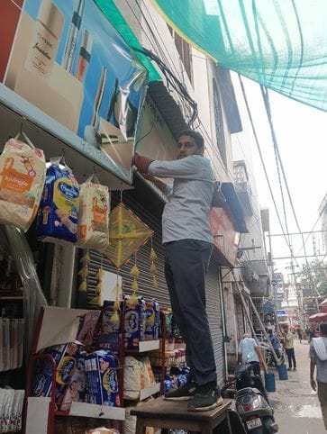Due to rain, electricity was cut for 15 hours, 7-8 colonies were in darkness