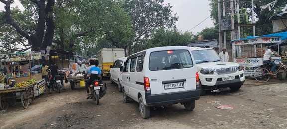 Service road is not built on both sides of ROB, encroachment causes traffic jam