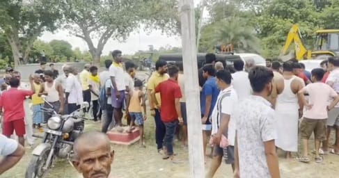 Motihari Bihar News People beat up the land mafia who went to forcibly occupy the land