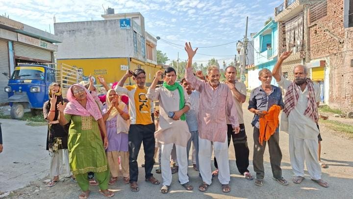 Consumers of Ward 14 protest against unannounced power cuts