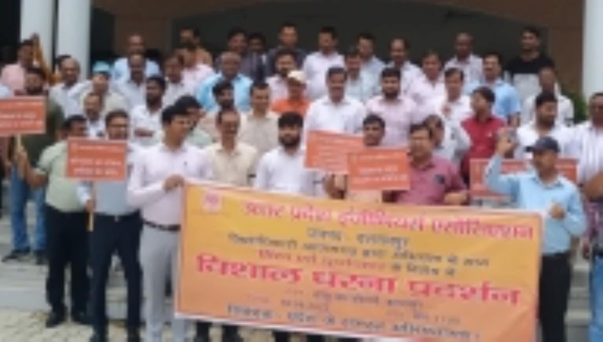 Engineers demonstrated in the irrigation department premises