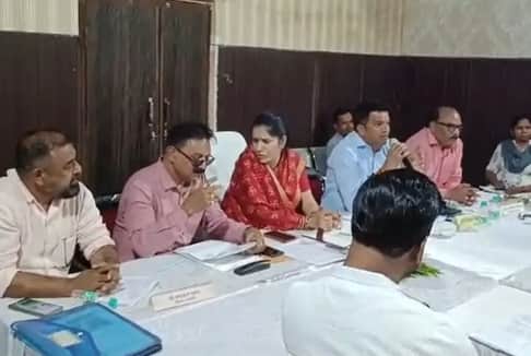 बैठक में मौजूद पार्षद