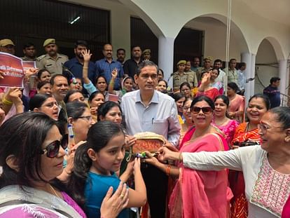 बांकेबिहारी कॉरिडोर: राधा नाम लिखी पांच ईंटें की गईं भेंट, मिशन शक्ति समूह की महिलाओं ने दिया समर्थन Brajvasis will give a brick named Radha for the corridor