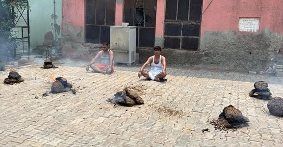 Demonstration by applying smoke woke up the officer, assured to solve the problem in five days