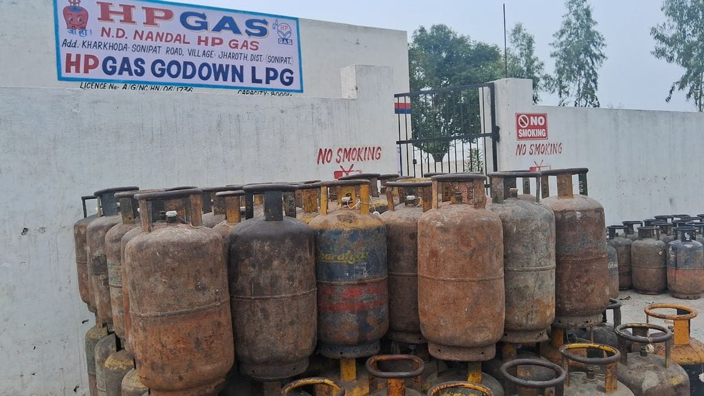 Suspicion of black marketing...Indane and Bharat Gas cylinders found in HP agency