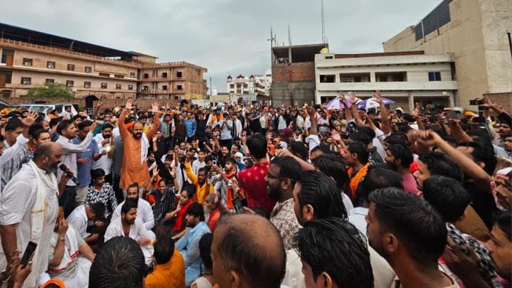 A huge crowd gathered in Govardhan for cow protection