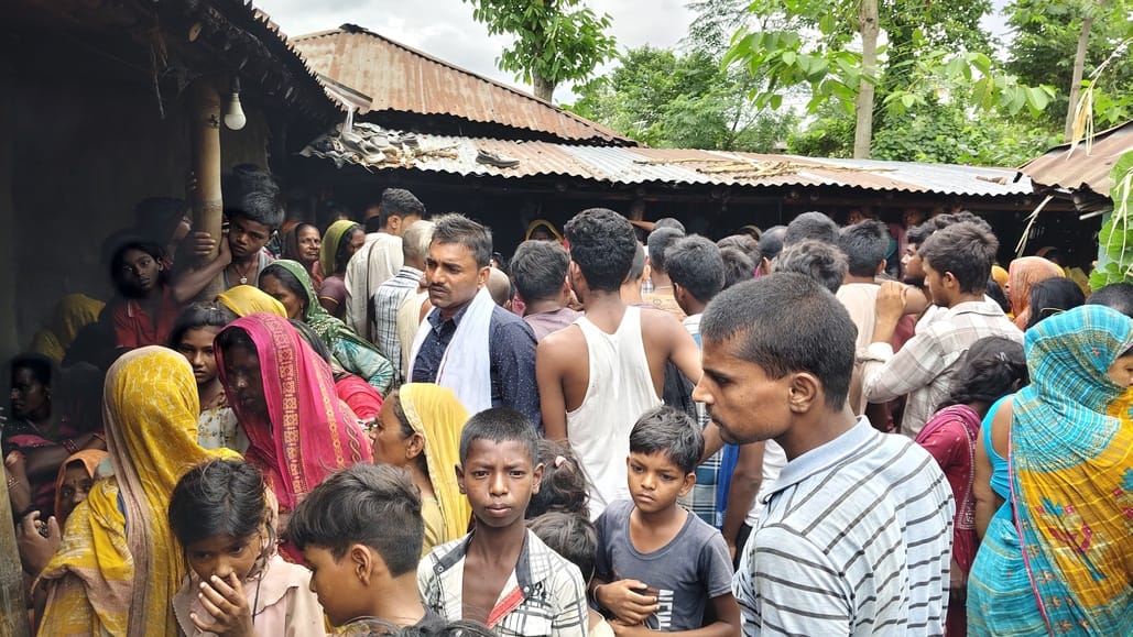 घटनास्थल पर जमा लोगों की भीड़