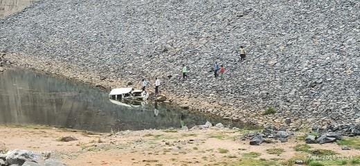 The Bolero of the officers who went to inspect the Kanhar Dam fell into a 100 feet deep ditch