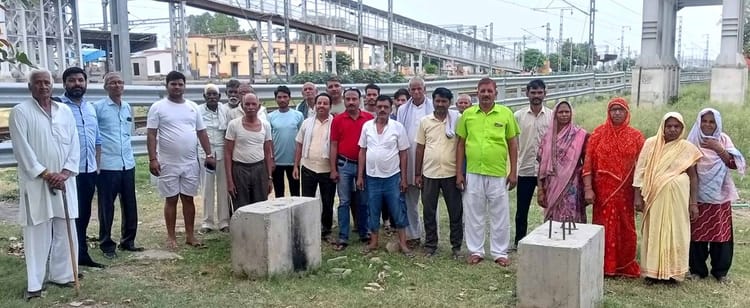 People Protested As The Foot Over Bridge Was Not Built For Three Years - Bulandshahar News - Bulandshahar News:तीन साल से फुटओवर ब्रिज नहीं बनने पर लोगों ने किया प्रदर्शन