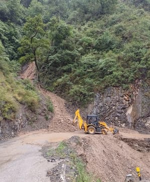 Larji-Sainj road remained closed for two hours due to landslide