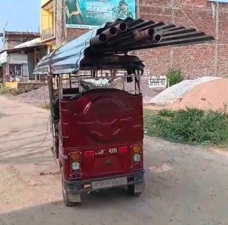 Overloaded e-rickshaw overturned uncontrollably, teenager died after being crushed