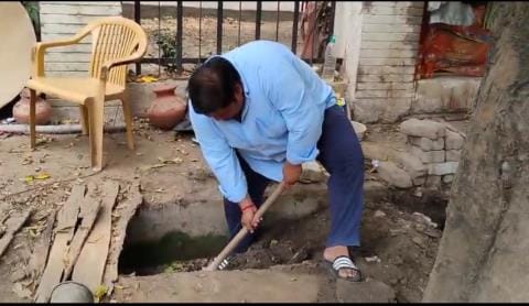 Councillors angry with the Municipal Corporation went down into the drain to clean it