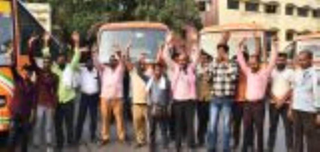 Kaiserbagh depot bus conductor beaten up in Rupaidiha, protest in Lucknow