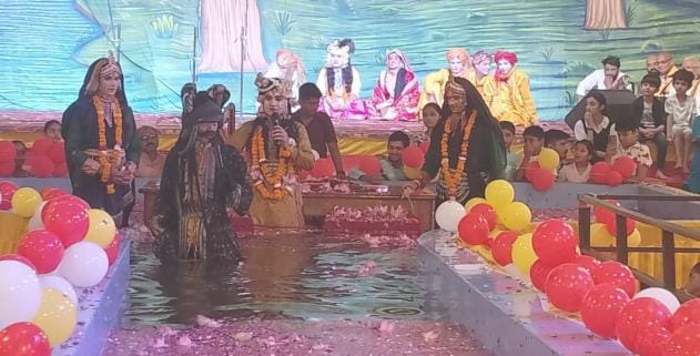 Devotees were delighted to see Thakurji's child antics